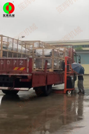 廣東近日雨雨雨,也要將客戶的設(shè)備準(zhǔn)時(shí)裝車發(fā)貨！